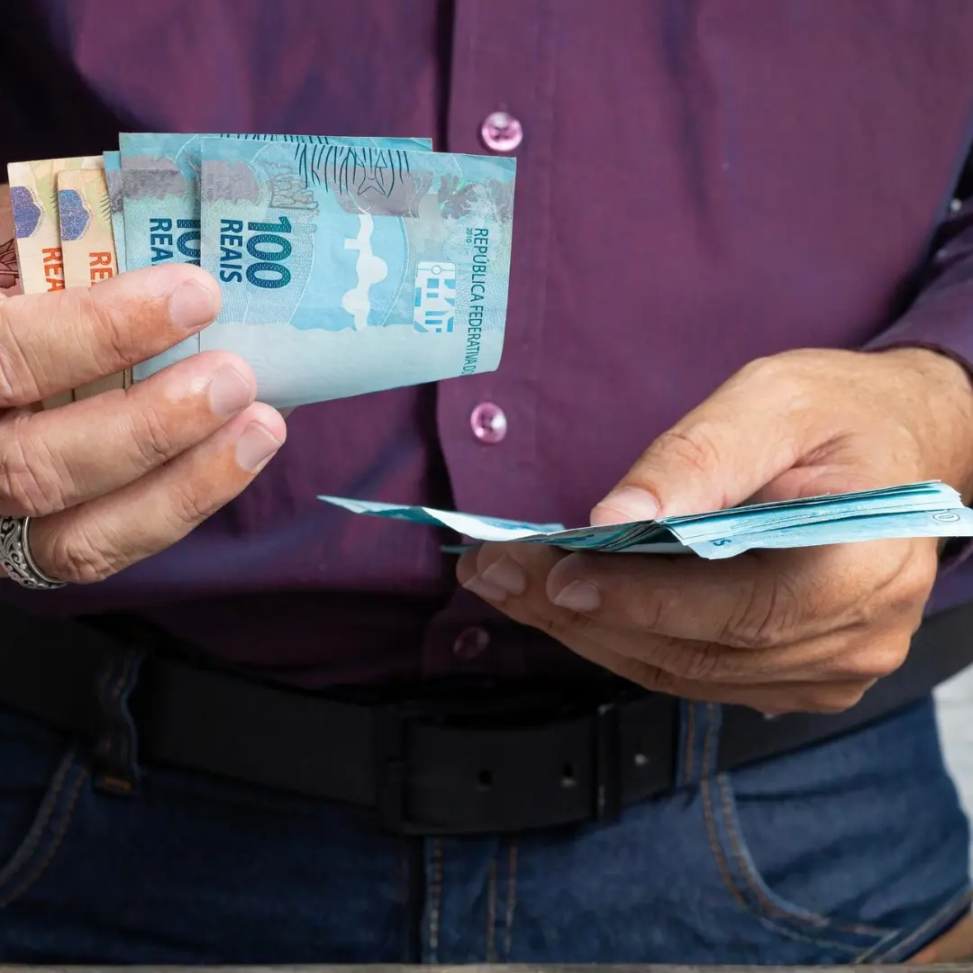 Salário mínimo de R$ 1.621 começa a ser pago nesta segunda