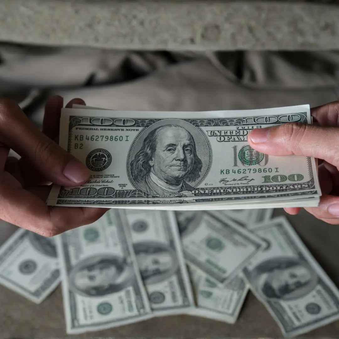 Dólar cai para R$ 5,21 em dia de correção no mercado