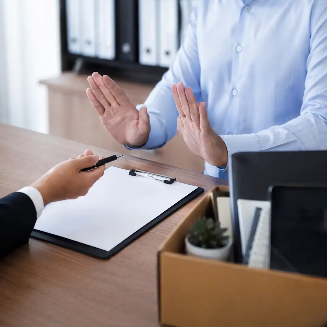 Recusa do empregado a não assinar ou não prestar aviso prévio. O que fazer?